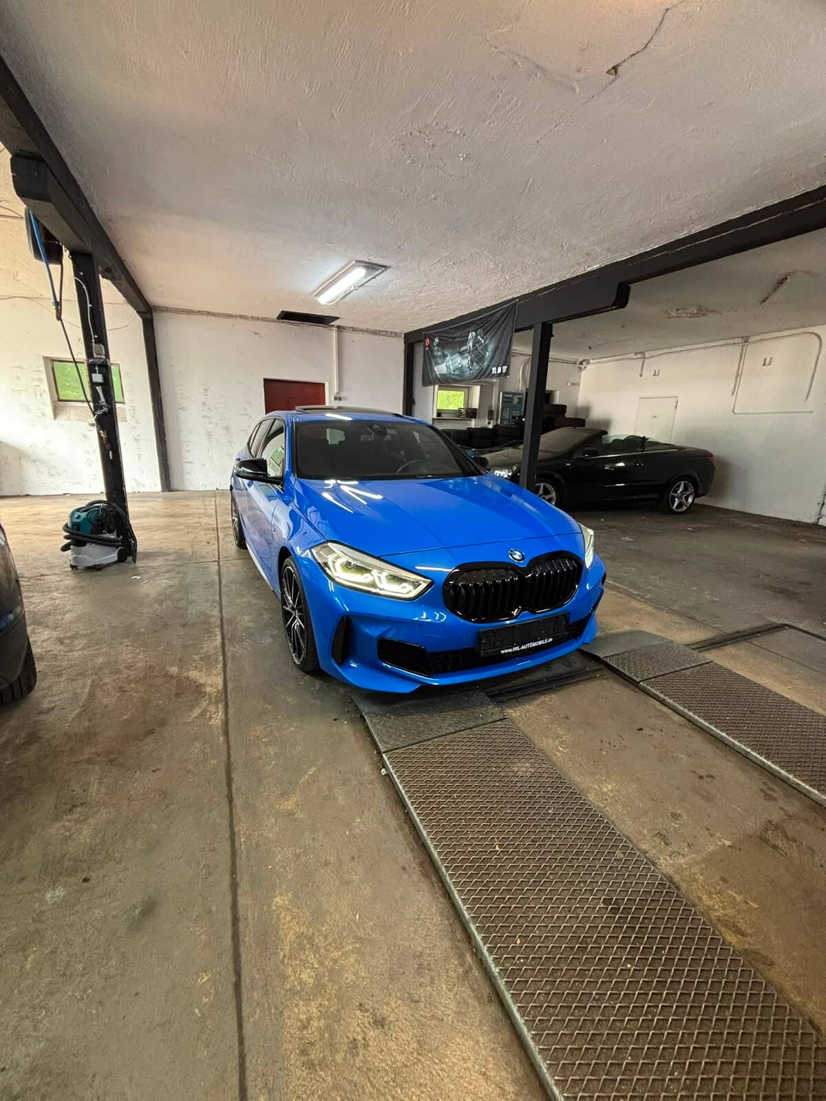 BMW Serie 1 blu in officina durante il controllo pre-acquisto di AC MOTORS