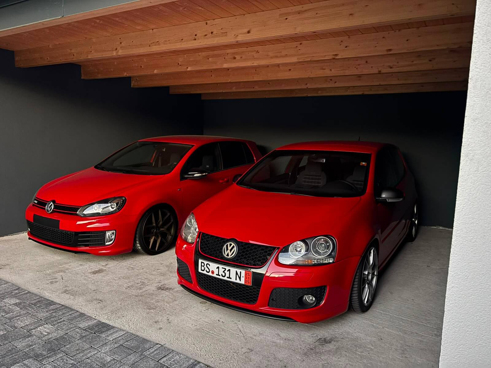 Due Volkswagen Golf GTI rosse selezionate da AC MOTORS in garage